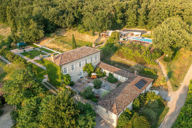 Les Cazettes manor house and courtyard